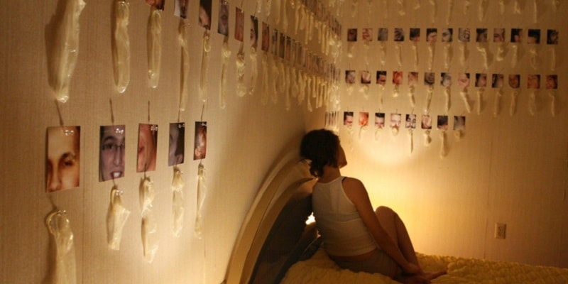 Colleziona preservativi usati e li appende al muro della sua stanza