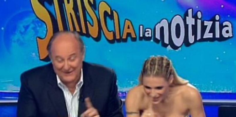 Striscia la Notizia, Michelle Hunziker si piega e mostra il seno nudo a tutta Italia