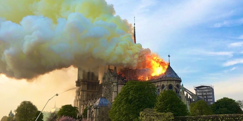 Parigi, vasto incendio alla cattedrale di Notre Dame: immagini e situazione drammatica