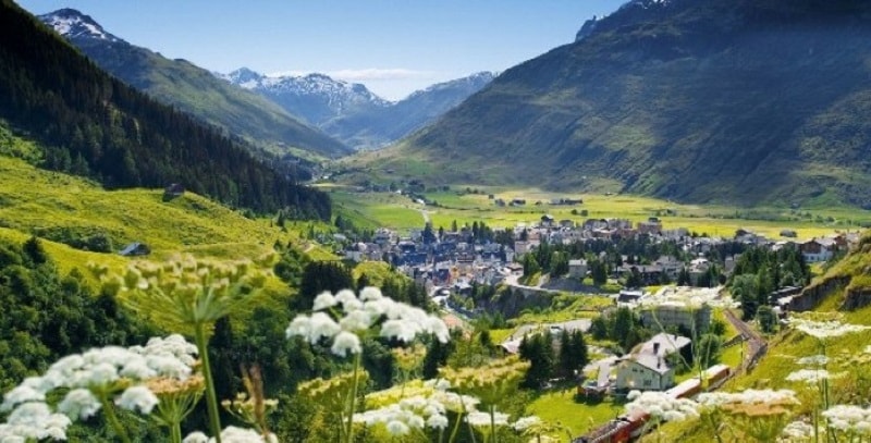 Sapevate che esiste un paesino svizzero che offre 60mila euro per trasferirsi da loro?