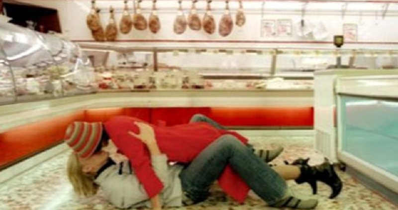 Travolti da una forte passione fanno sesso tra gli scaffali del supermercato