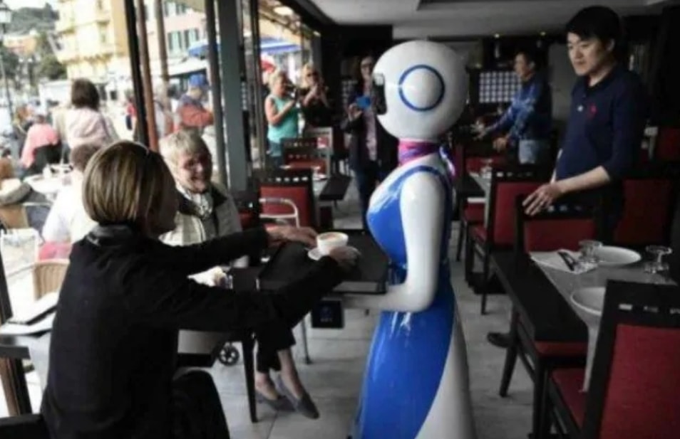 A Rapallo arrivano i primi camerieri robot: si chiamano Xiao Ai e girano tra i tavoli