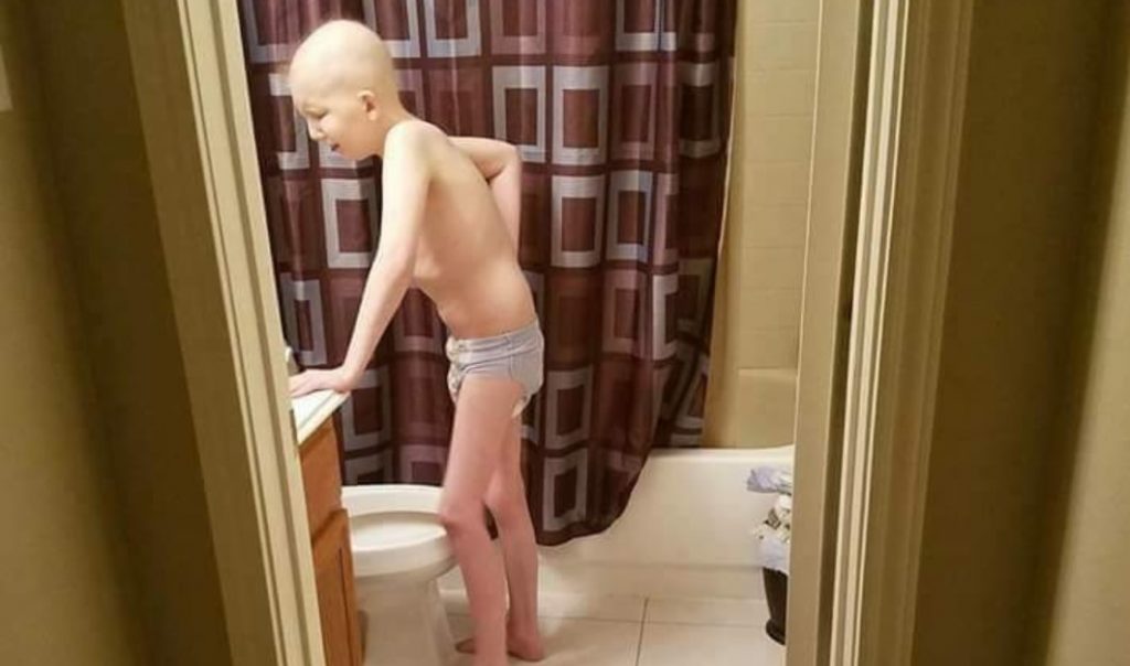 Cancro: una donna pubblica su Facebook la foto del proprio figlio Scrivendo
