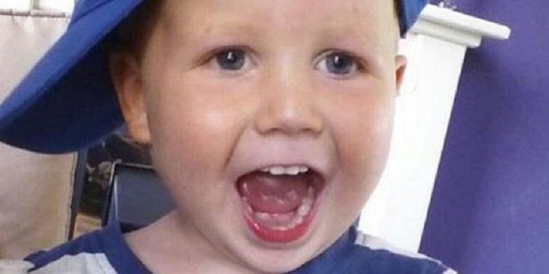 Il fidanzato della madre uccide il piccolo di 3 anni: “Botte tanto forti da rompergli l’intestino”