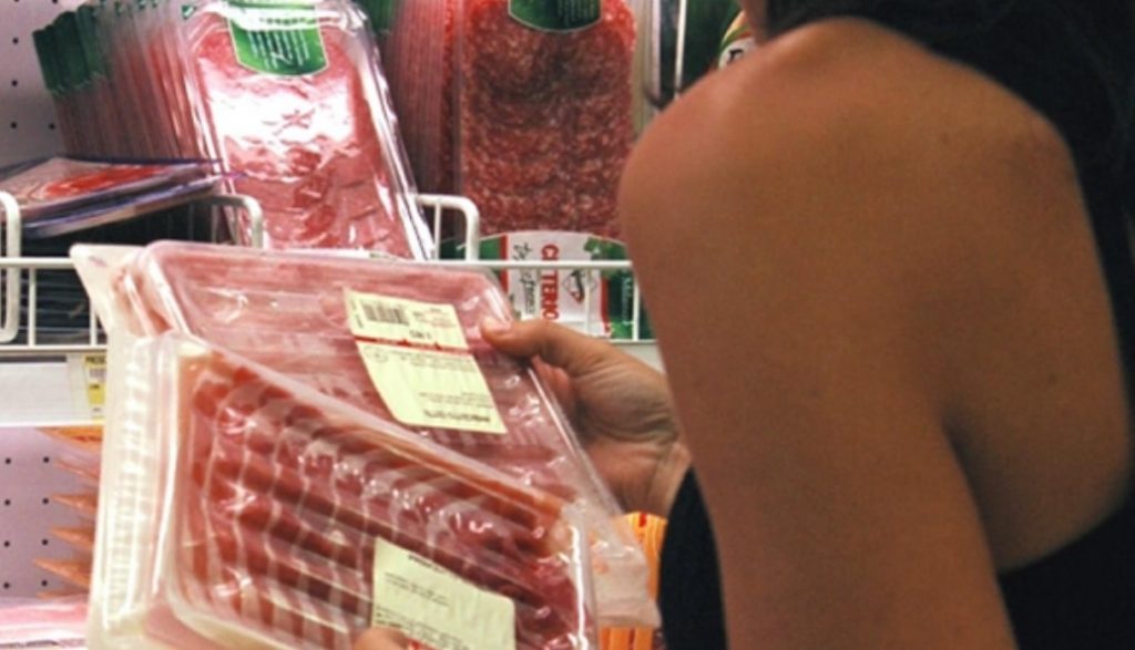 Troppo caldo: si chiude nudo nel frigo del supermercato tra filetti di merluzzo e sofficini