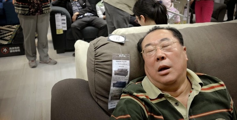 Si addormenta all’Ikea e viene spedito in Inghilterra: l’incredibile viaggio del fachiro