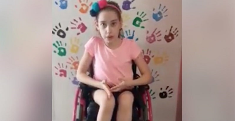 L’appello su Facebook di Elena, 9 anni: “Liberate i marciapiedi, rispettate chi è in carrozzina”