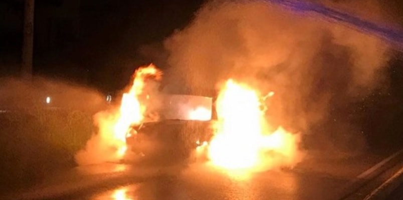 Tornano in Italia da un viaggio a Lourdes: l’auto va a fuoco