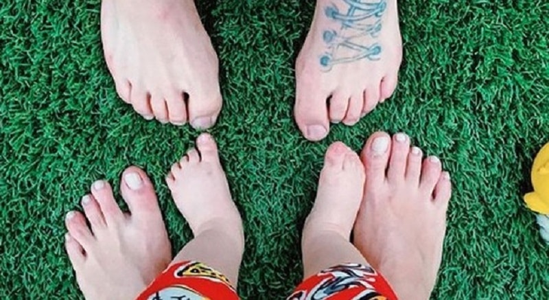 Ferragnez postano una foto dei piedi di famiglia, fan notano un particolare e si scatenano con i commenti