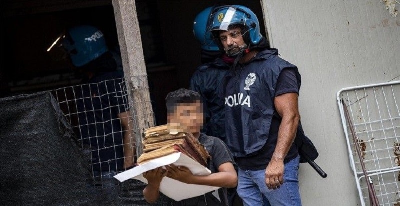 Sgombero del palazzo occupato, la foto fa il giro del web: il poliziotto guarda il bimbo