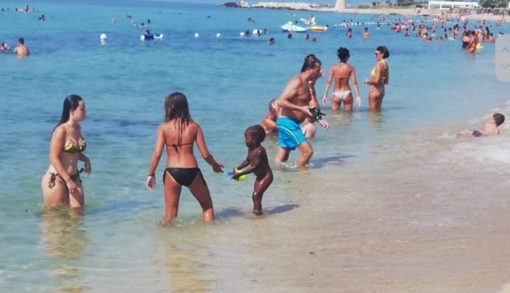 Mamme “babysitter” per la figlia di un’ambulante in spiaggia: la storia diventa virale
