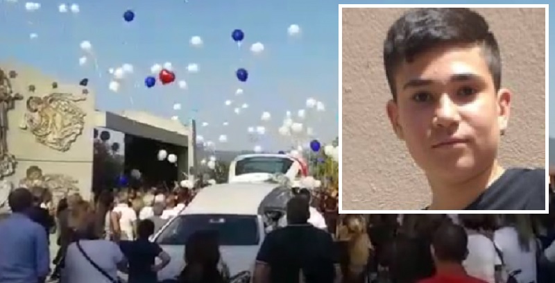 Rabbia ai funerali del 14enne investito da un’auto: Matteo è stato seppellito accanto al fratello
