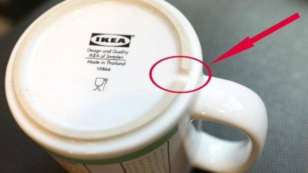 IKEA, svelato il mistero delle tazze: ecco perché hanno una tacca sul fondo