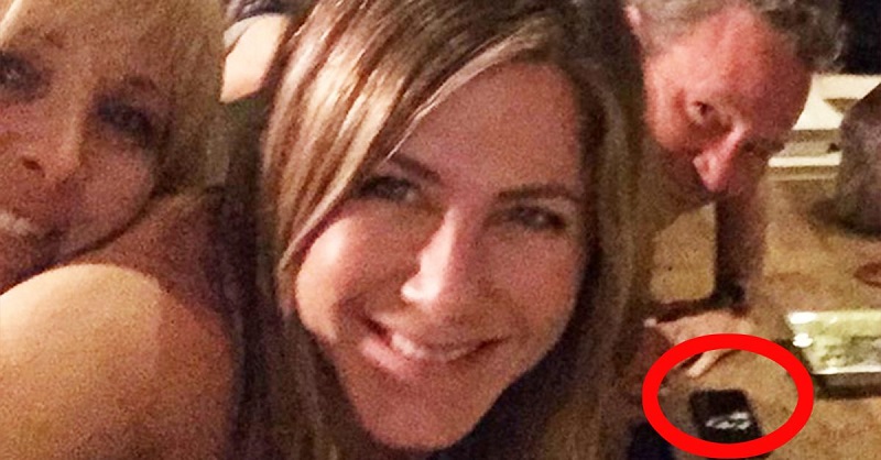 Reunion Friends, nel selfie di Jennifer Aniston c’è della cocaina sul cellulare? (FOTO)