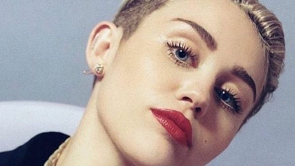 Miley Cyrus operata alle corde vocali, la cantante costretta allo stop