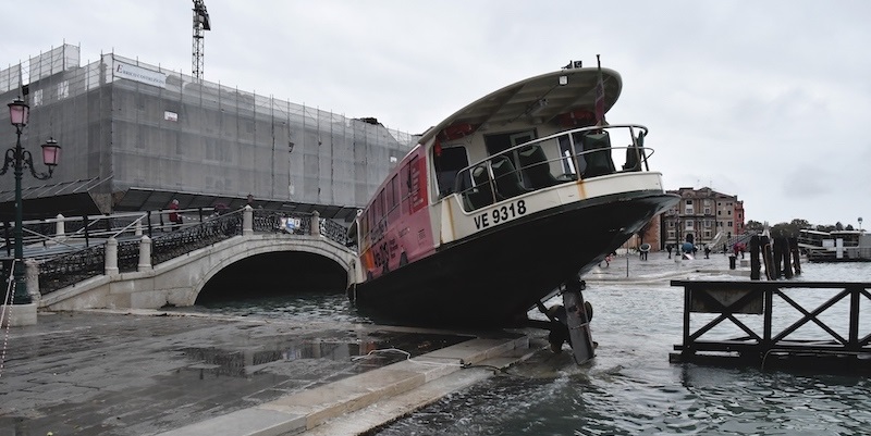 Nuovo codice rosso per l’acqua alta a Venezia, attesa un’altra marea: la città è in ginocchio