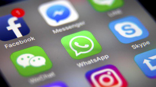 WhatsApp, “L’allarme” non aprite questi messaggi: vi bloccano lo smartphone