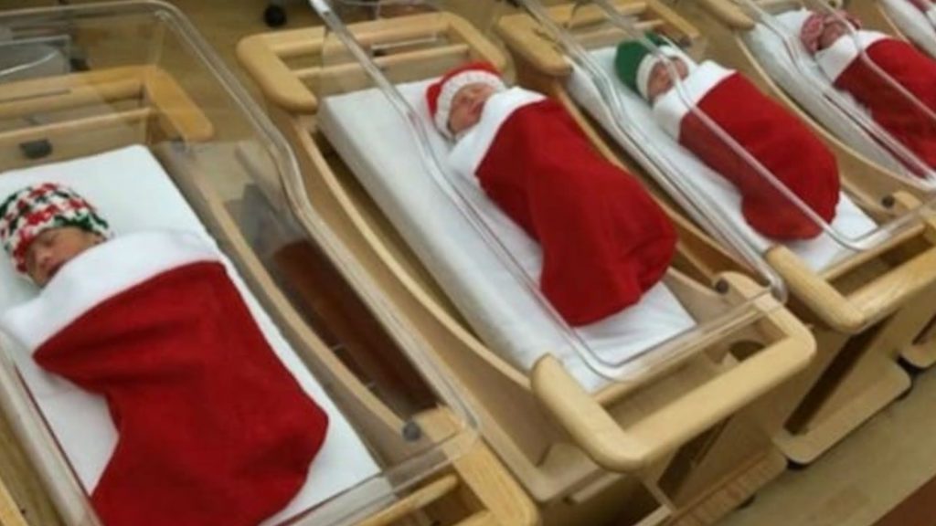 Methodist Children’s Hospital: i bambini nati a Dicembre vengono messi in una calza natalizia