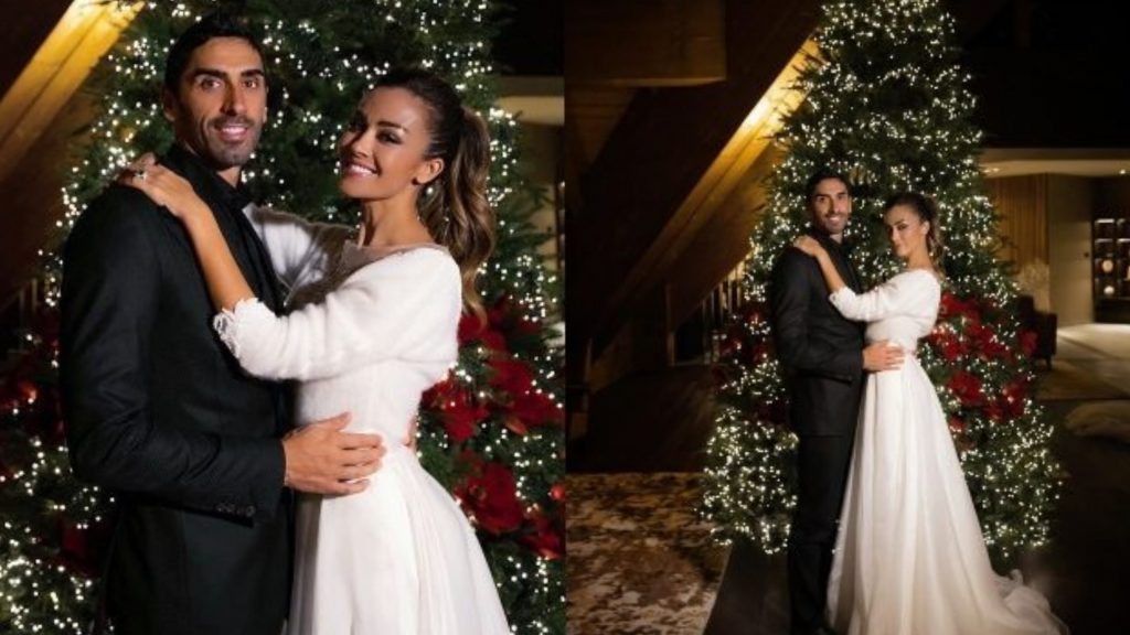 Giorgia Palmas con Filippo Magnini in abito da sposa: la foto natalizia è il trionfo del romanticismo
