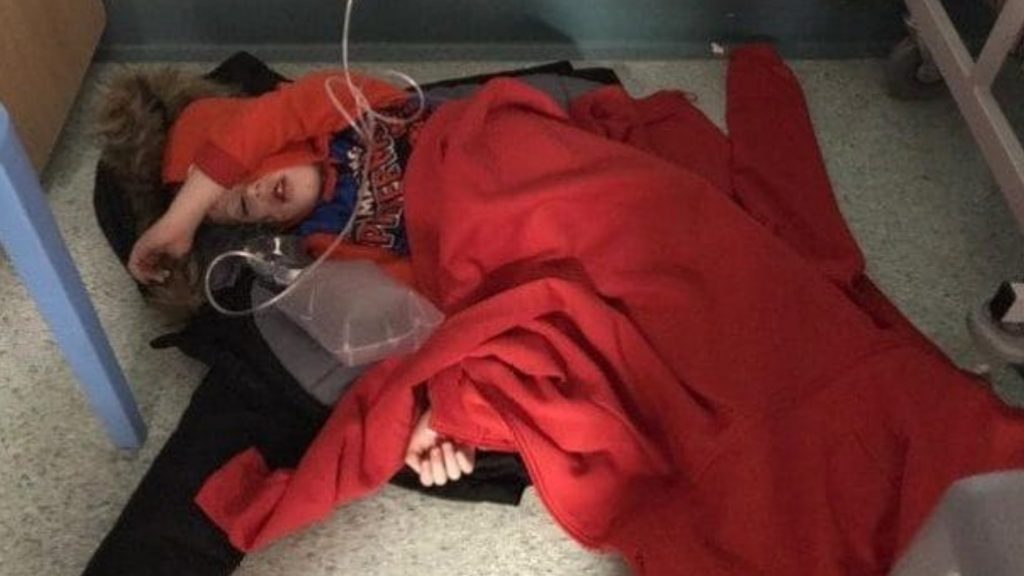 In ospedale non ci sono letti: bimbo di 4 anni costretto a dormire su un capotto sul pavimento