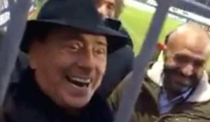“Vi saluto che devo andare a put***e”, Berlusconi ai tifosi a fine partita [VIDEO]