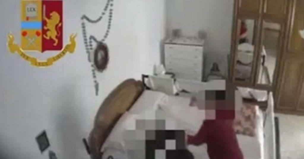 Badante picchia l’anziana ultranovantenne gravemente malata: incastrata dai video, rumena arrestata