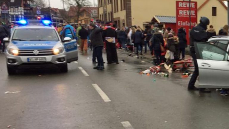 Auto sulla folla alla parata di Carnevale: colpiti anche alcuni bambini