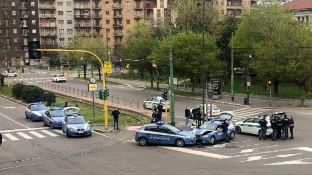 Milano, nella città deserta avviene uno scontro tra volanti della polizia