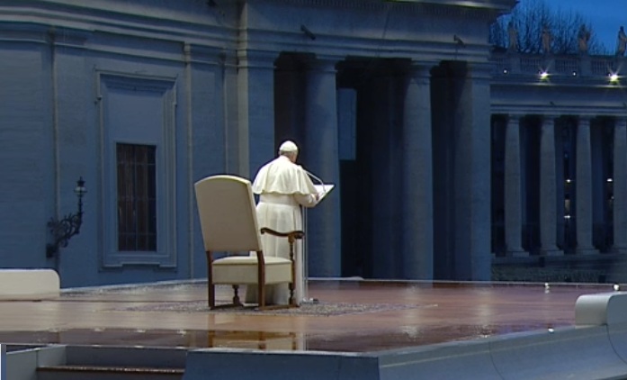 Solo in piazza, la preghiera di Papa Francesco: “Siamo Tutti sulla stessa barca”