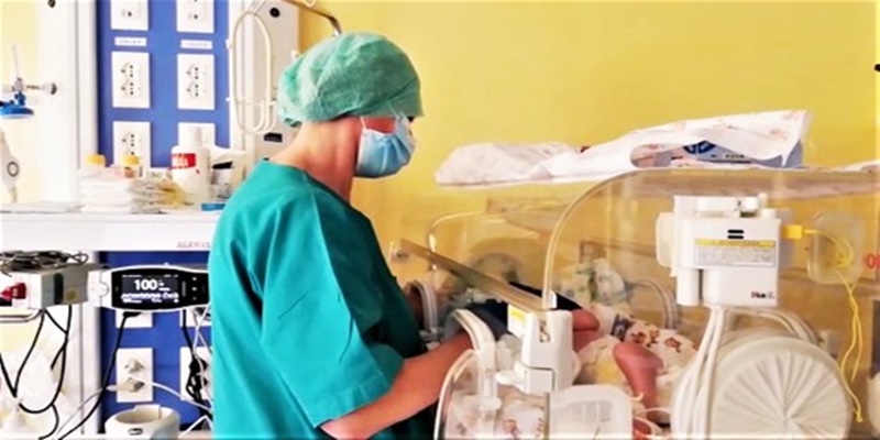 Bimba di 20 giorni nata prematura guarisce dal Coronavirus. Era intubata e incosciente. Il primario: “E’  il primo caso del  genere”[VIDEO]
