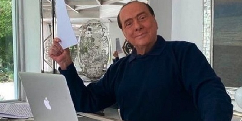 Berlusconi pubblica una foto sui social, alle sue spalle spunta una donna nuda