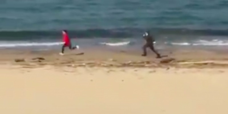 Runner fugge dai carabinieri in spiaggia, svelato il suo volto: è un personaggio famoso
