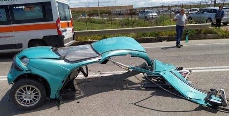 Terribile incidente, l’auto si spezza in due: gravi mamma e figlia