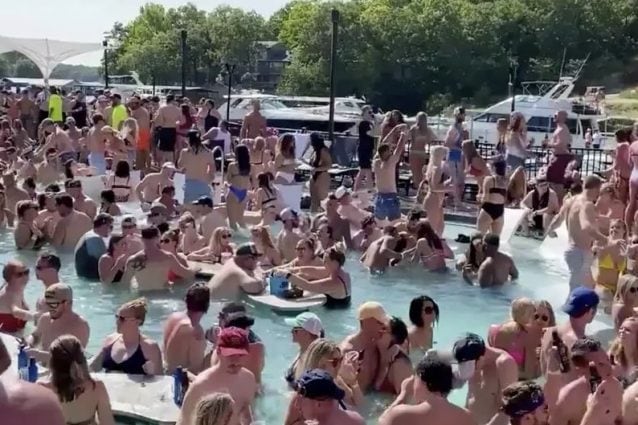 Nuovo focolaio, party in piscina nonostante i divieti: un invitato positivo, scatta la quarantena