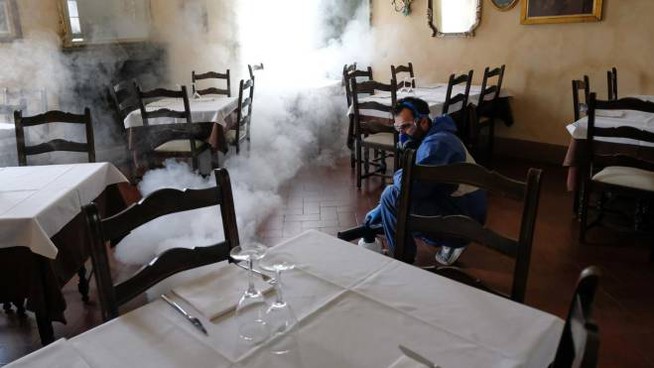 Focolaio in un ristorante dopo la riapertura: decine di contagiati e oltre 100 in quarantena