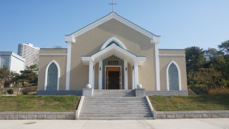 Nuovo focolaio in una chiesa, 35 contagiati in 24 ore. Il governo valuta nuove restrizioni