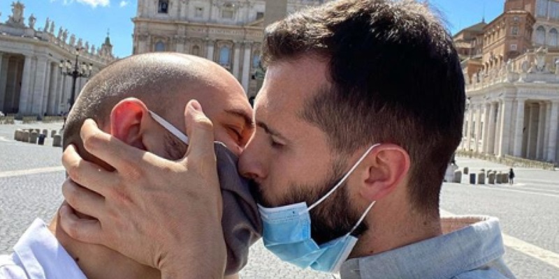 Papa Francesco, la provocazione del noto volto della Tv: bacia un uomo a Piazza San Pietro