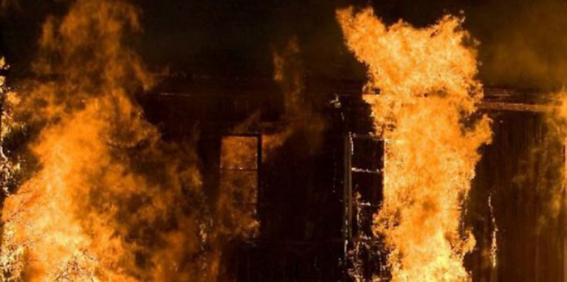 Incendio in Italia, si lanciano nel vuoto per scappare alle fiamme: c’è anche una bimba di 8 mesi