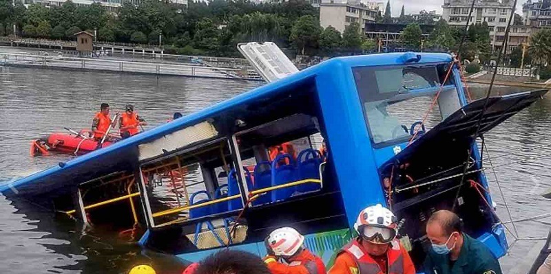 Autobus pieno di ragazzi precipita nel lago, ci sono decine di morti: il video