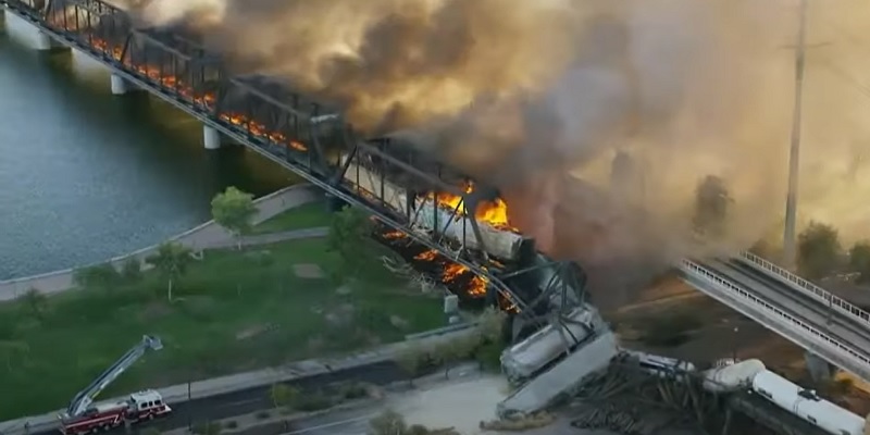 Crolla un ponte e il treno cade nel vuoto: le drammatiche immagini (Video)