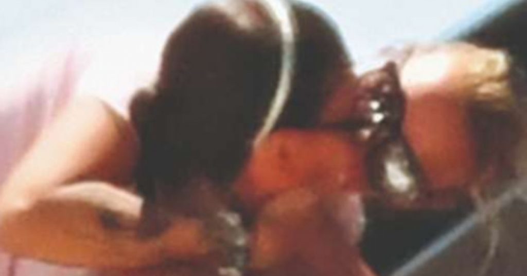 Paola Turci e Francesca Pascale nude, prima il bacio e poi.. Via il costume! Ecco le foto
