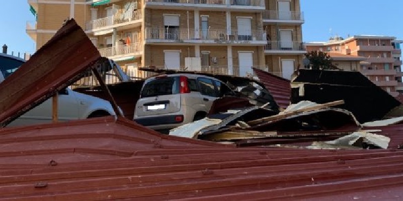 Maltempo Italia, un incubo durato 20 minuti: alberi e tetti spazzati via (Video)