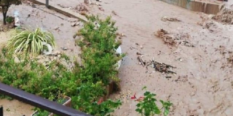 Maltempo Italia, alluvione lampo: strade come fiumi trascinano via tutto (Video)