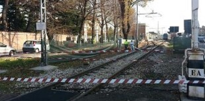 Ferragosto, tragedia in Italia: treno travolge auto. Morta 34enne