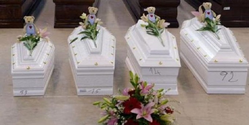 Trovati 5 bimbi morti, la confessione della nonna: “E’ stata la mamma”