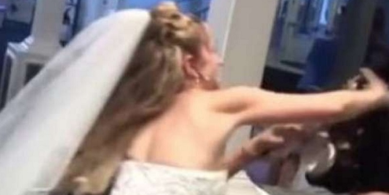 Video Sposa Ubriaca picchia le amiche durante il matrimonio