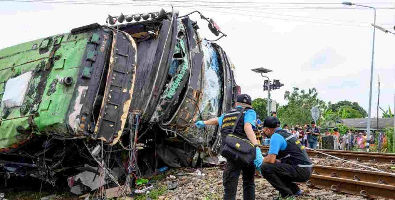 “E’ una strage”, treno travolge pullman: decine di vittime (Video)