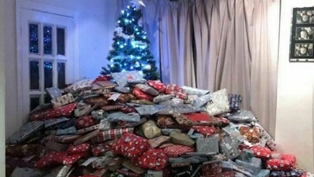 Mamma viene criticata per aver pubblicato la foto dell’albero di Natale con 300 regali