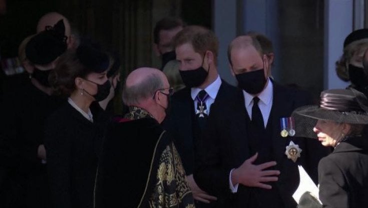 Le telecamere hanno ripreso tutto, William e Harry: ecco cosa è successo subito dopo il funerale