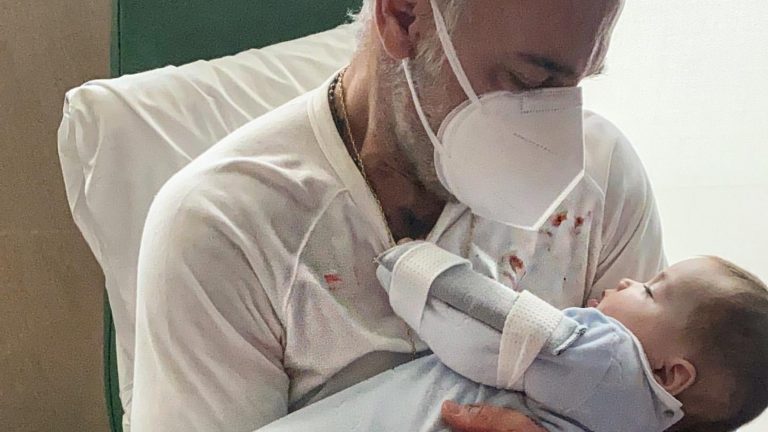 Gianluca Vacchi, operata la figlia di soli 5 mesi: le sue condizioni